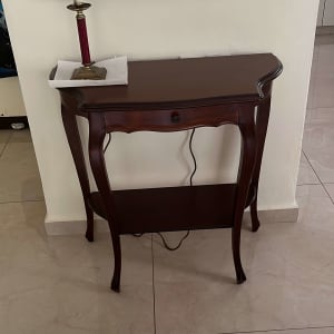 שידת עץ עתיקה שעברה חידוש ופוליטורה