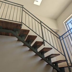 מעקה מתכת עם מסגרות חלונות גדולות