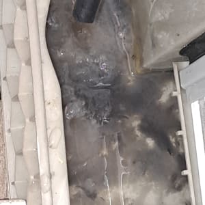 חוטים חשמליים ליד חיבור פלסטיק אפור