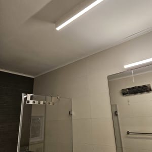 תקרה צבועה בלבן עם תאורה מודרנית