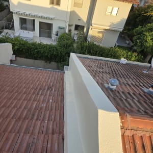 גג רעפים עם איטום בין קירות