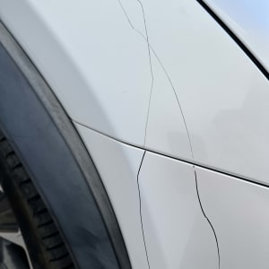 שריטות על פגוש רכב לבן