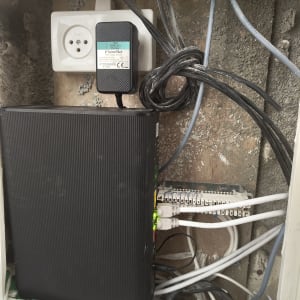 ארון תקשורת עם כבלים ומכשור רשת