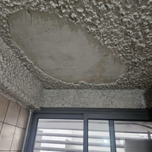 רטיבות בתקרה מעל חלון זכוכית