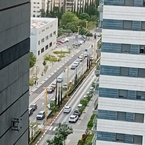 בניין גבוה עם חלונות ומצלמה מותקנת על הקיר