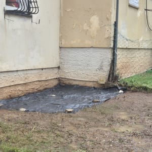 שטח עם יריעת פלסטיק ליד קיר בניין