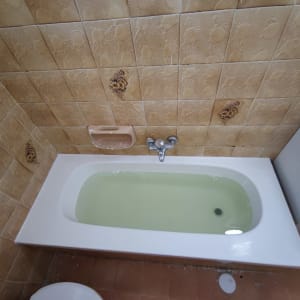 אמבטיה עם אריחים חומים וברז כסוף