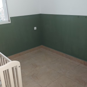 קיר צבוע בחצי ירוק וחצי לבן בחדר