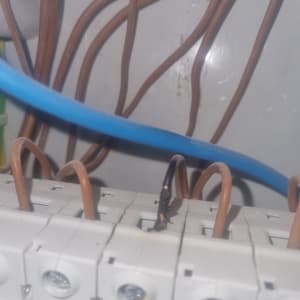 חוטי חשמל בלוח חשמל עם חיבור שרוף