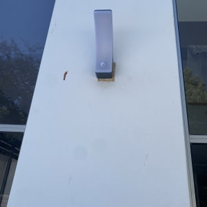 גוף תאורה חיצוני עם חיישן תנועה מותקן על קיר