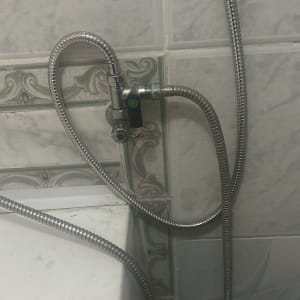 צינור מים ומחבר על קיר אמבטיה