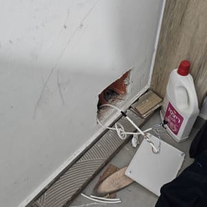 חוטי תקשורת יוצאים מקיר עם ציוד תיקון