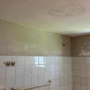 קיר עם אריחים ותיקונים, מתאים לעבודת הנדימן