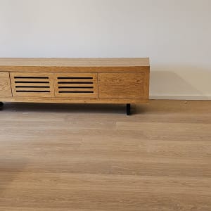 רצפת פרקט עם רהיט עץ בחדר