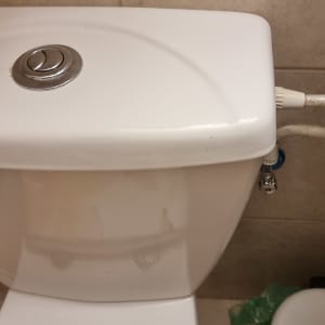 מיכל הדחה עם צינור חיבור וידית לחיצה