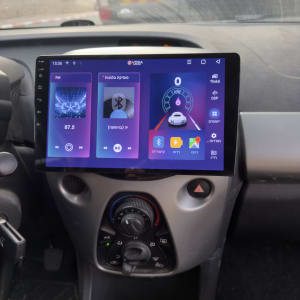 מערכת מולטימדיה ברכב עם מסך מגע ותצוגת אפליקציות