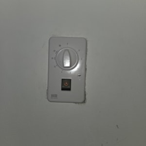 תרמוסטט על קיר עם מתג הפעלה