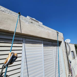 עבודת גובה עם חבלים על מבנה