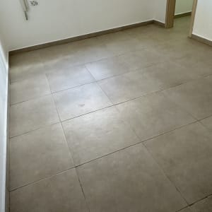 רצפה נקייה עם אריחים גדולים בחדר ריק