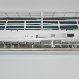 יחידת מיזוג אוויר עם סורגי פלסטיק ומסנן