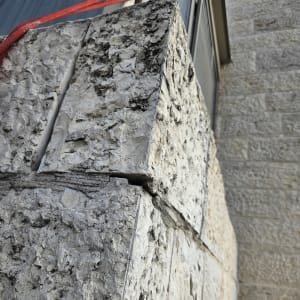 קיר אבן עם סדק וחבל אדום מתוח