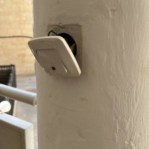 שקע חשמלי חשוף עם חוטים בקיר