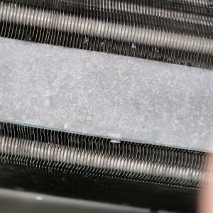 סליל מתכת של מזגן עם צינור מתכת