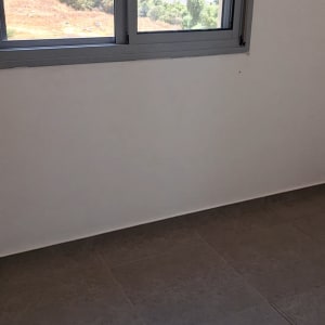 חדר ריק עם חלון ונוף חיצוני