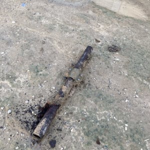 צינור חלוד על הקרקע באתר בנייה