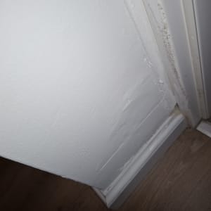 פינה של קיר עם סימני רטיבות או נזק