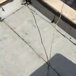 תמונה של גג עם עבודת איטום וסדקים