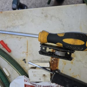 מברג צהוב ושחור ליד גלגלת תריס