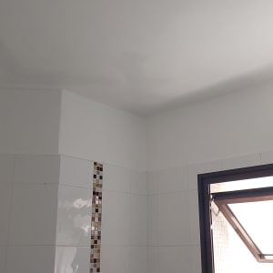 קיר ותקרה צבועים בלבן עם אריחים צבעוניים