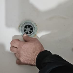 יד מתקנת ניקוז בכיור, עבודה בתחום האינסטלציה