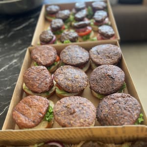 המבורגרים טבעוניים בקופסאות קרטון מוכנים להגשה