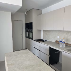 מטבח עם משטחי שיש ובקבוקי מים על השיש