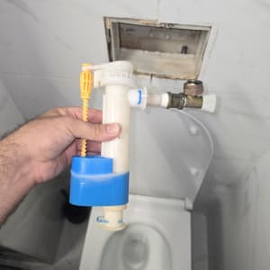 תמונה של שירותים עם חלקי אינסטלציה