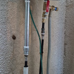 צנרת וחיבורים של דוד שמש על קיר חיצוני