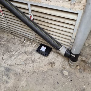 תחנת פיתיון להדברת מזיקים ליד צינור ביוב