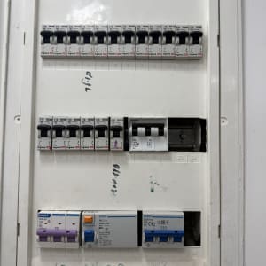לוח חשמל עם מפסקים שונים