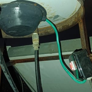 חלקים של דוד שמש עם חוטים וצינורות