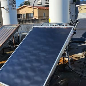 דוד שמש עם קולטים על גג בניין