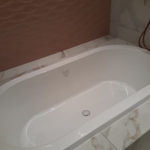 אמבטיה נקייה עם אריחים מסביב