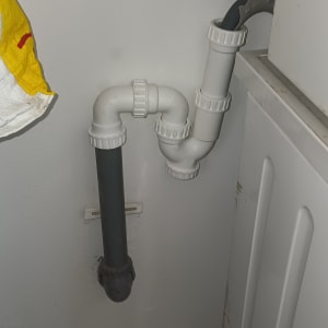 צנרת פלסטיק מותקנת ליד מכונת כביסה