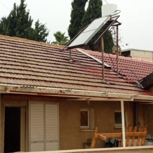 דוד שמש מותקן על גג רעפים