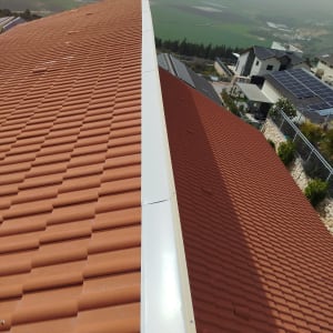 גג רעפים עם נוף של שדות ובתים