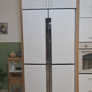 מקרר לבן עם ידיות מתכת במטבח