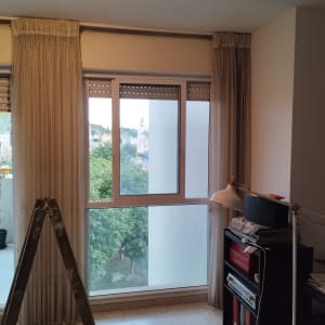 תריסים חומים סגורים למחצה על חלון זכוכית