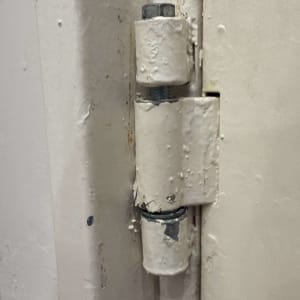 ציר דלת מתכת עם ברגים