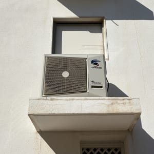 יחידת מיזוג אוויר מותקנת על קיר חיצוני